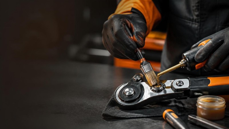Чистка и смазка шарнирного механизма Fiskars